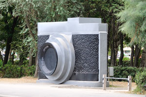 The statue of a photo camera on the Piazzale Fellini