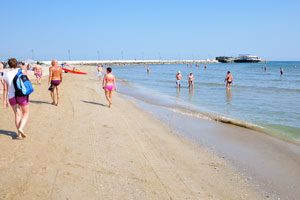 The free beach consists of a fine sand which is ideally suited for walks along the seashore