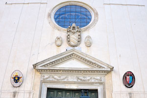 The facade of Santa Maria sopra Minerva was built by Carlo Maderno