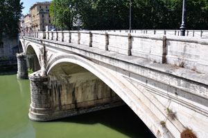 The bridge of Ponte Umberto I was built between 1885 and 1895
