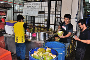 You cab buy fresh coconut juice in the “Pembekal & Pemborong Kelapa Muda” shop