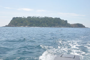 We arrived at the Tokong Burung island (on the left), this is our second stop in this snorkeling trip