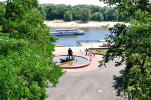Fisherman statue with a trot as seen from a pedestrian bridge in the Gomel park