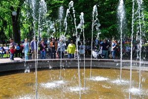 People and the water of the fountain