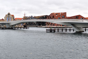 Inderhavnsbroen “The Inner Harbour Bridge” is joined to Nyhavn (west) and Christianshavn (east)