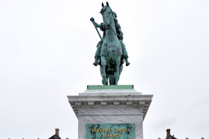 The equestrian bronze statue of King Frederik V was created by the French sculptor Jacques Saly
