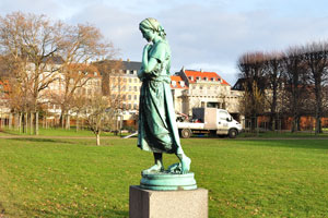 The Little Gunver statue was created by Theobald Stein