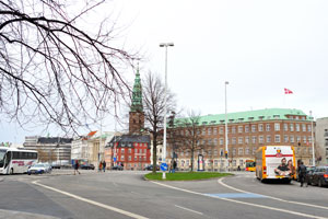 This roundabout connects Slotsholmsgade and Børsgade streets