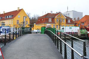 This new pedestrian bridge spans over Frederiksholms Kanal
