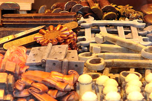 These wrenches, old-fashioned keys and dentures presented at the Christmas market on Højbro Plads square are made from chocolate