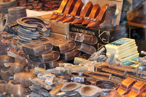 These pistols, horseshoes, glasses and mobiles presented at the Christmas market on Højbro Plads square are made from chocolate
