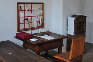 A vintage wood desk with ink and feathers is in Kronborg castle