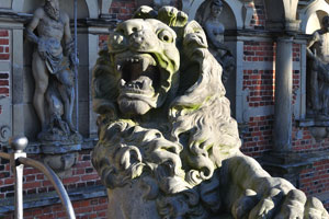 The stone lion guards the entry gates of the Frederiksborg Museum