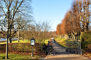 This is an entrance to the park of Frederiksborg Castle from Batzkes Bakke street