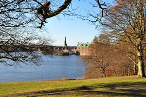 The lake of Frederiksborg Castle as seen from Batzkes Bakke street