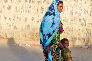 Mother and her daughter on the street of Djibouti city