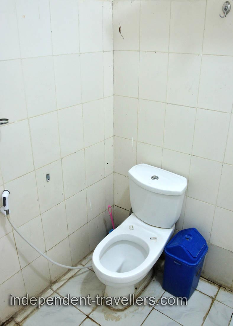 Flush toilet in a bathroom in the Nazaret hotel in Logia