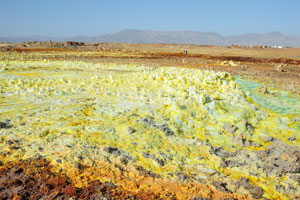 The immense layer of salts and the colourful iron compounds and sulphur are blended by the countless hot springs