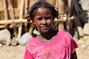 Afar girl dressed in the pink T-shirt