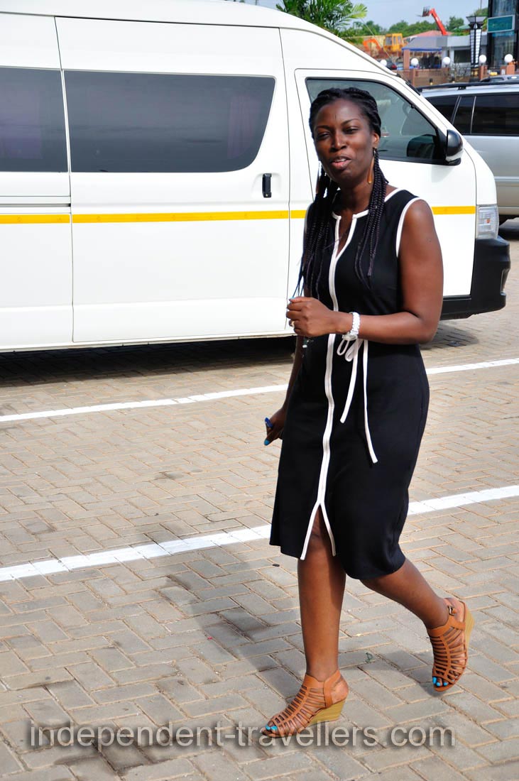 Jessica suggests me taking portraits somewhere else, for example on the Makola Market