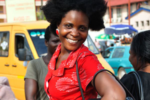 A beautiful woman with an awesome hairstyle is on the Makola market