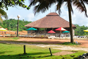 The entertainment building of the Axim Beach hotel is located close to the swimming pool