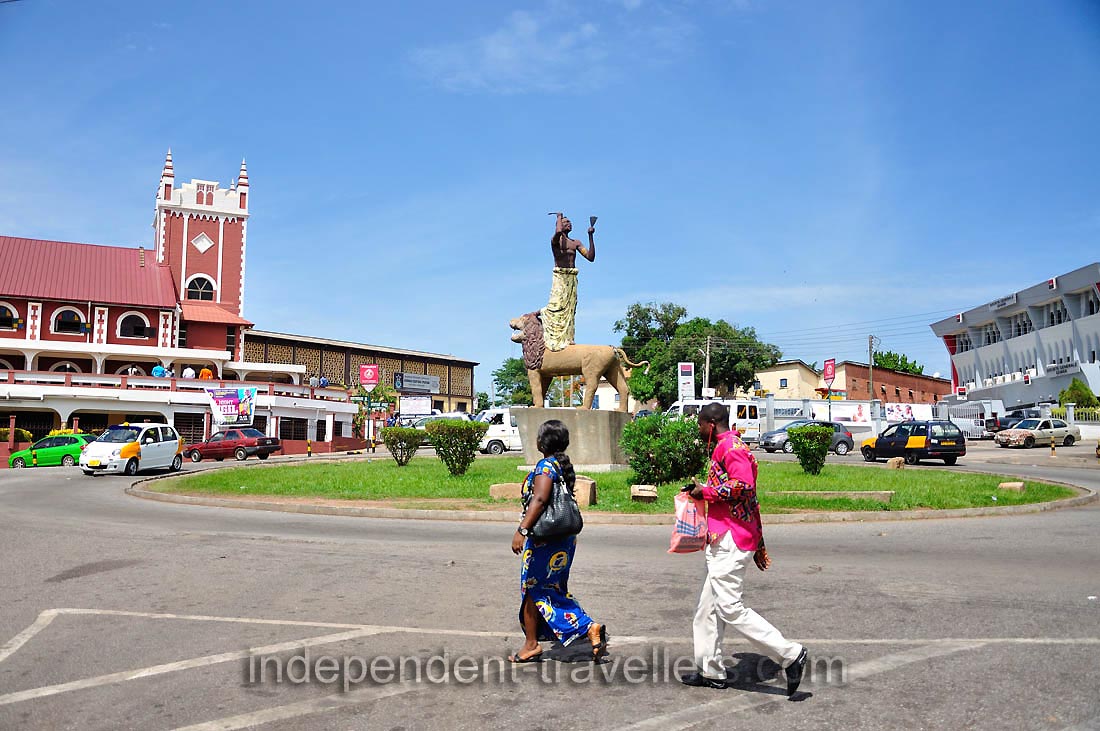 A lion statue is on the central island of a roundabout