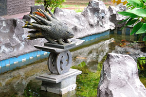 A statue of porcupine is located near the Manhyia Palace
