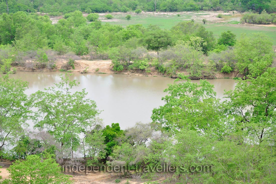 In fact numerous rivers originate in the park, criss-crossing the area before they eventually drain into the White Volta River