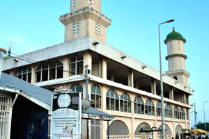 The Non-Ahmadi central mosque is in the city of Tamale