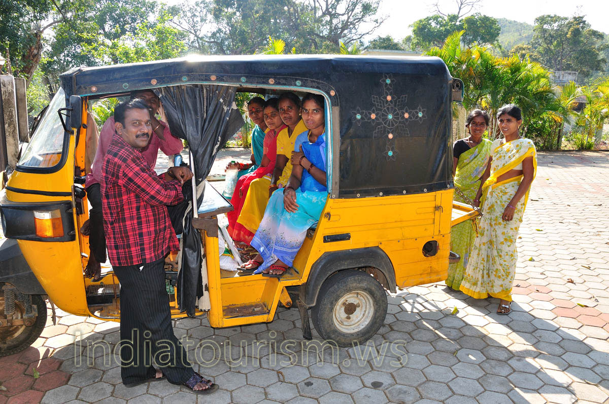 picture against the sun with flash illuminates the faces