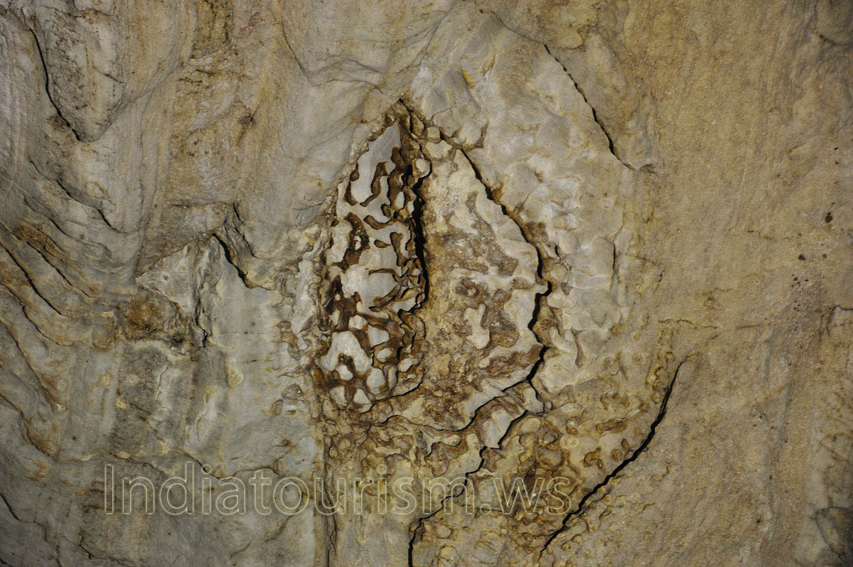 natural pattern on the wall of the cave