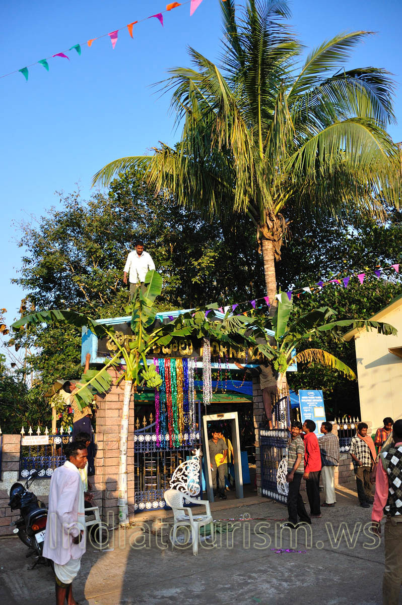 the entrance to borra caves
