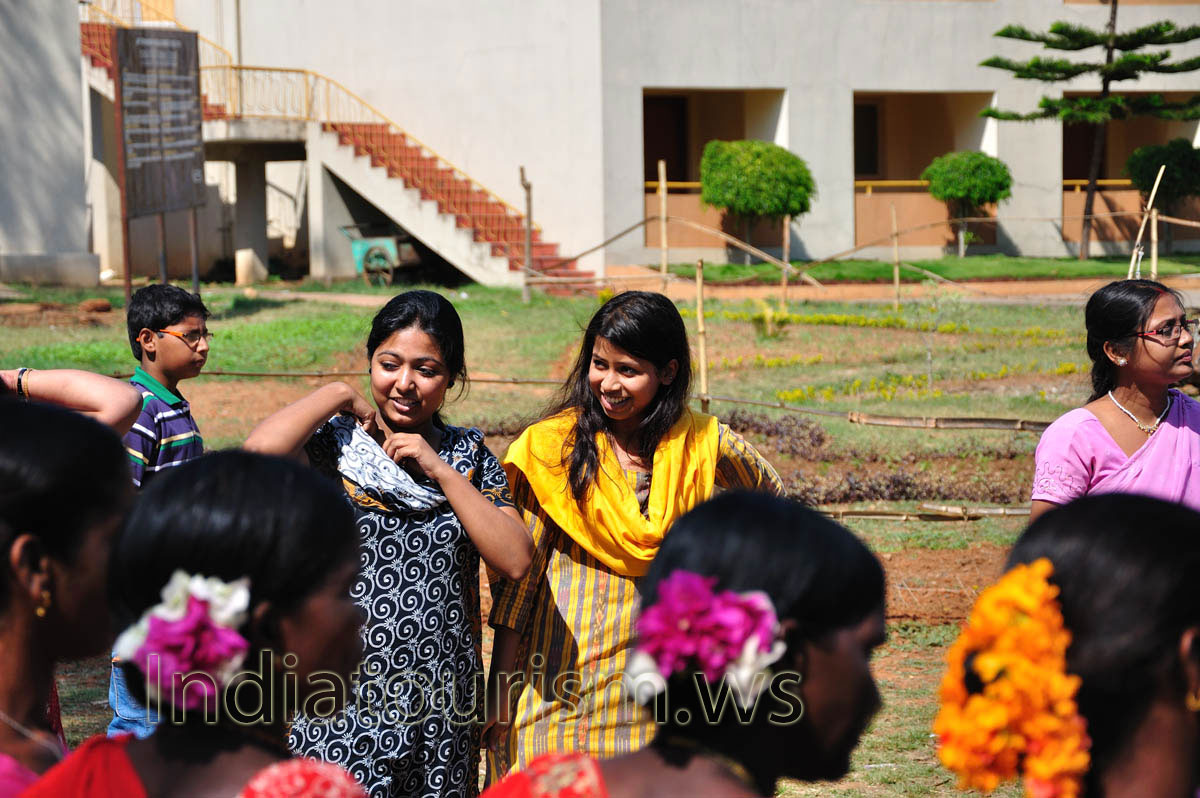 these girls want to dance too