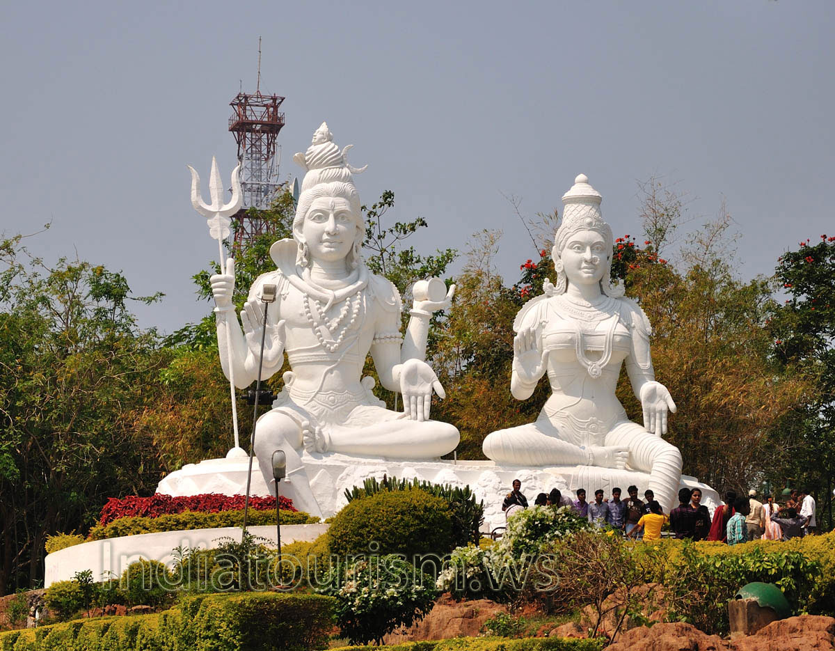 The major attraction of the Kailasagiri park is lord shiva & parvathi statue