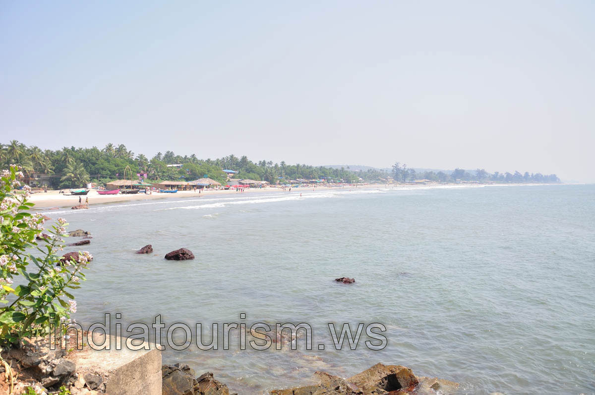 rocks in the water at the northern part of the Arambol beach