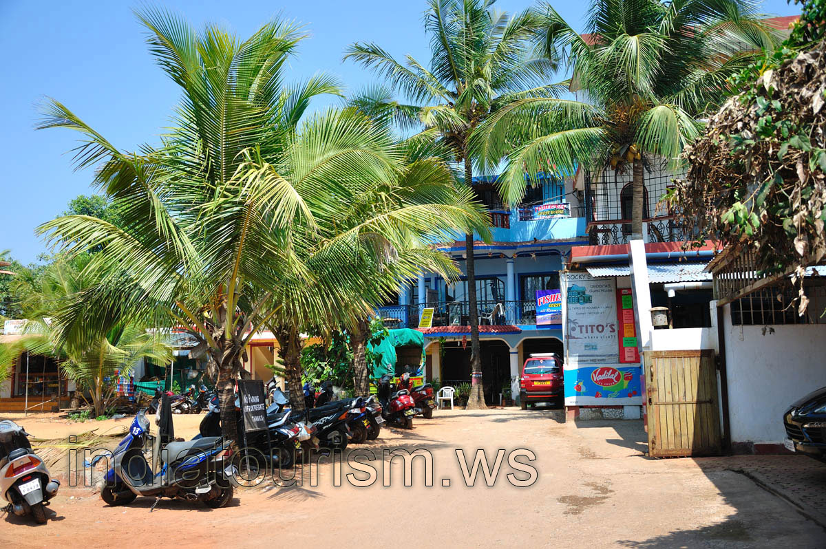 Fisherman's Guest House: the front entrance and the parking place