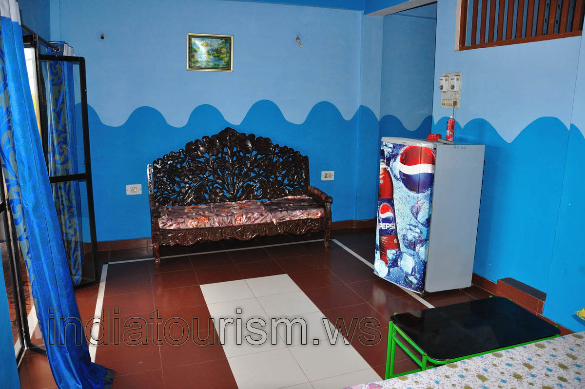 Sea view apartment in the Fisherman's Guest House: the sofa in the hall