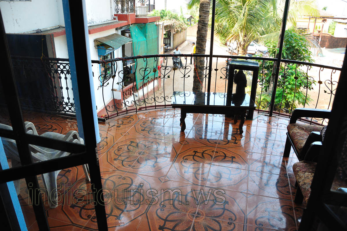 Sea view apartment in the Fisherman's Guest House: courtyard view from the balcony