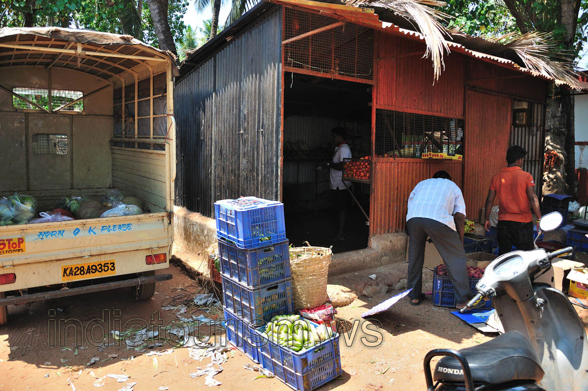 Vegetables in this shop are always fresh and cheap