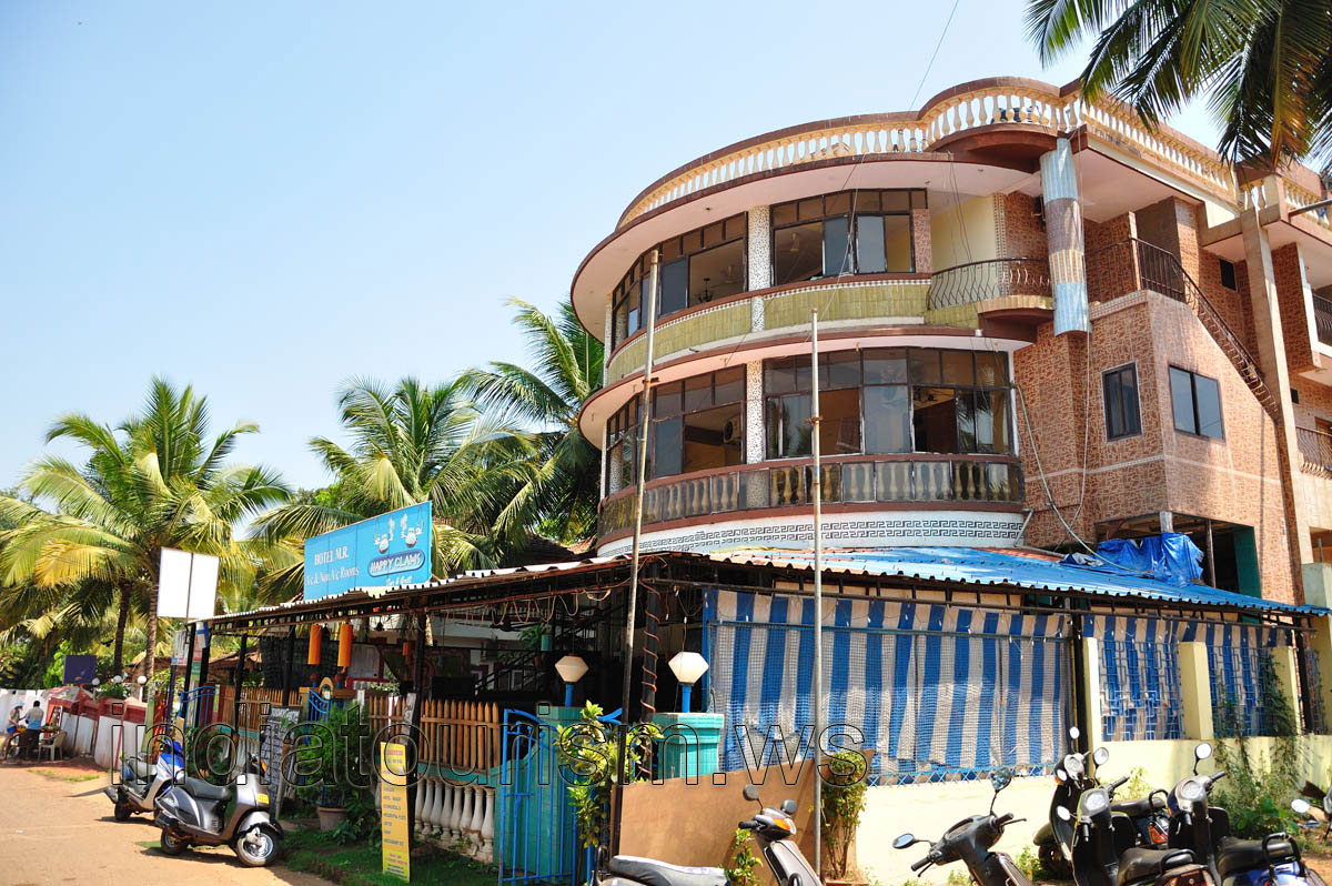 Hotel M.R., happy clams, bar & grill