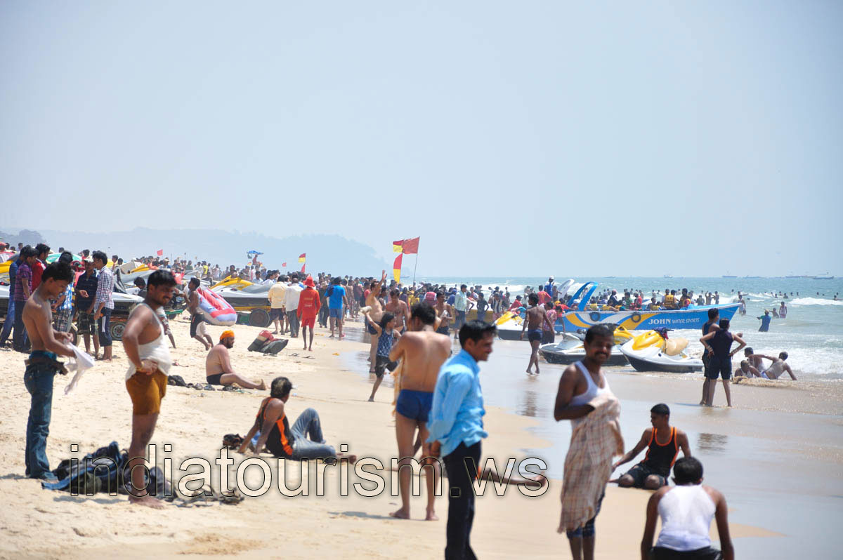 Baga beach is full of the people