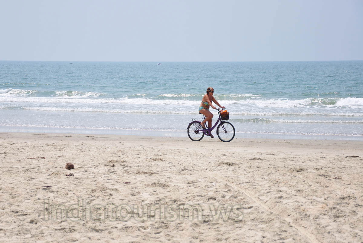 woman on the bike travels along the sea