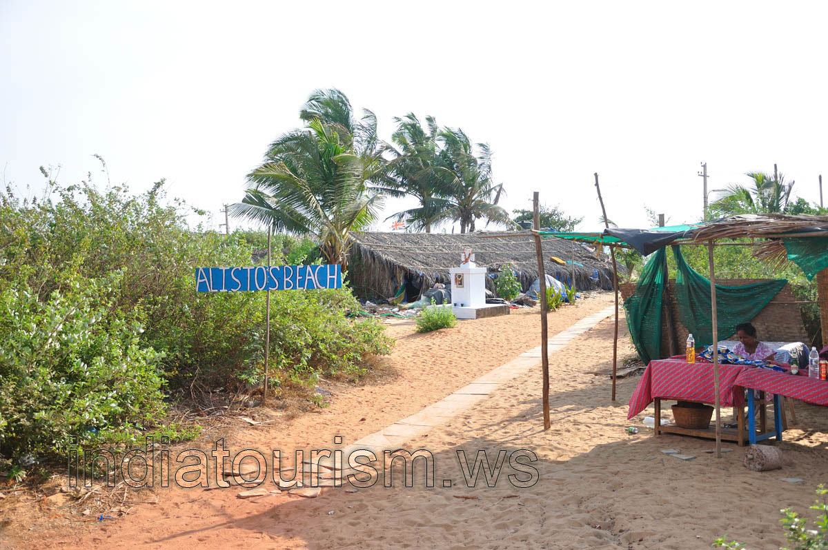 One of the pathways to the sea goes through Alisto's beach