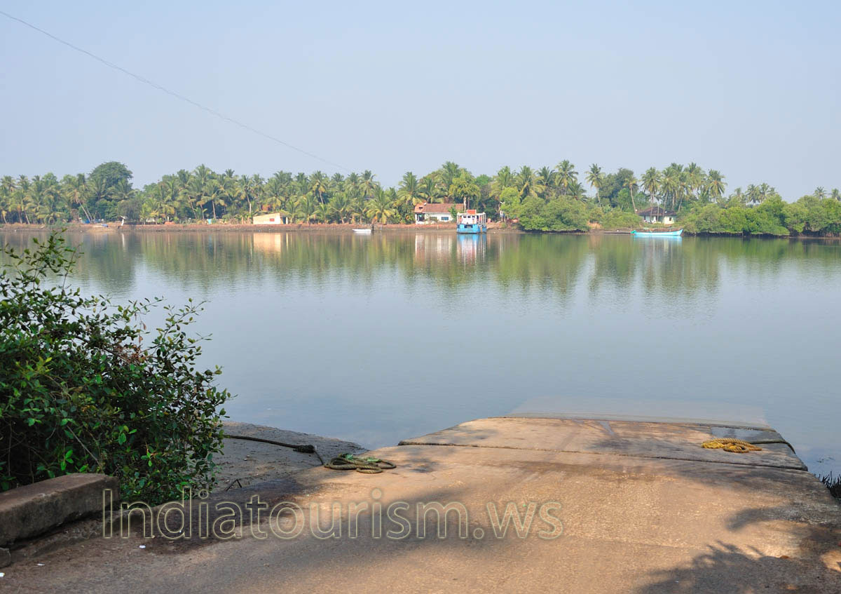 If you want to get to Cavelossim from Palolem by coastal road, you have to use Assolna Ferry