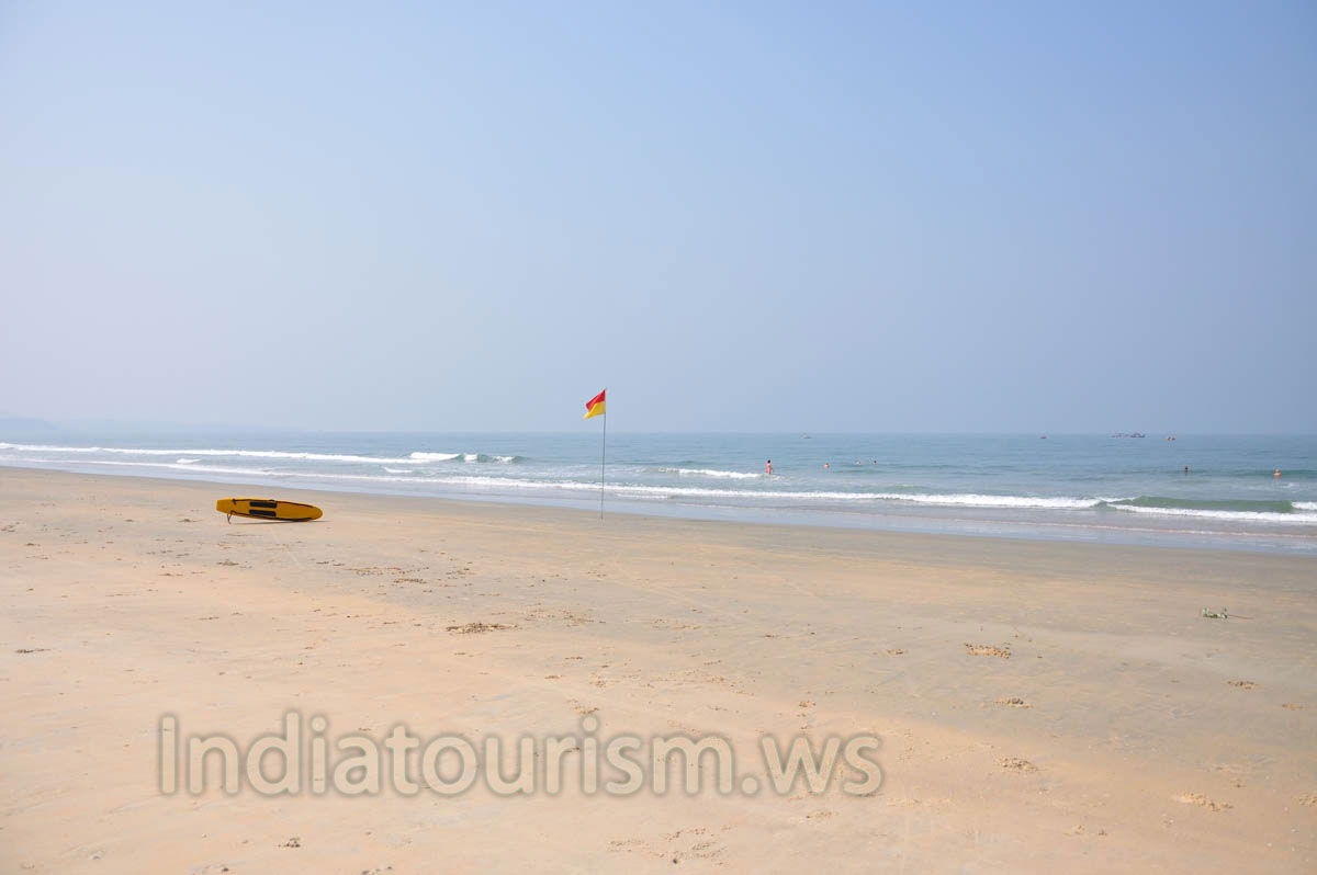Cavelossim beach: red-yellow flag means there is no danger to swim