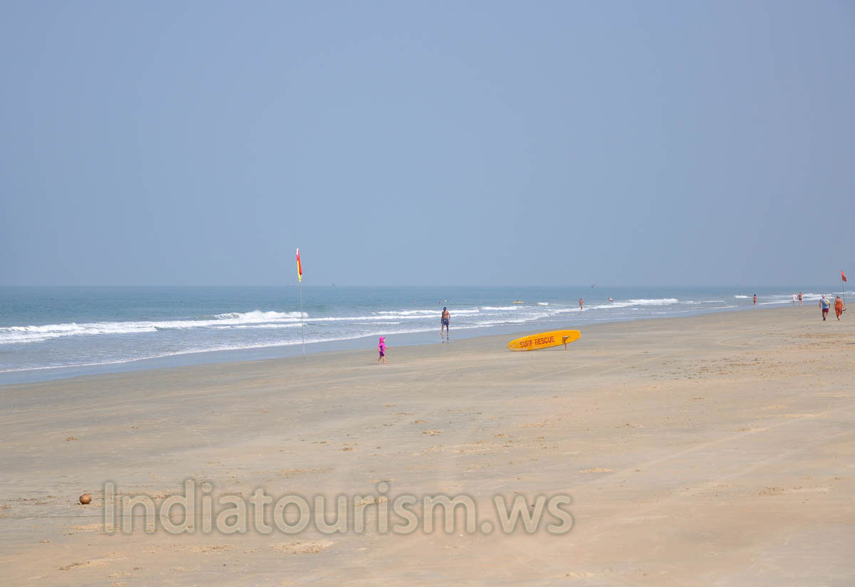 Cavelossim beach is wide and has a very small declivity