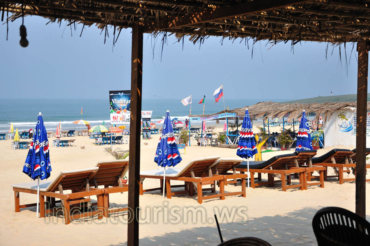 Cavelossim beach: parasols and lounges