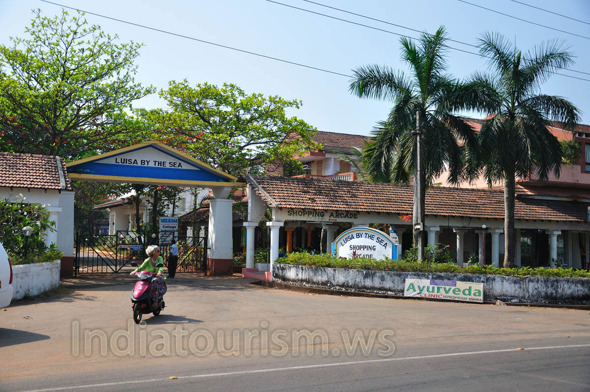 Grandma on a motorcycle at the entrance to 'Luisa by the sea'