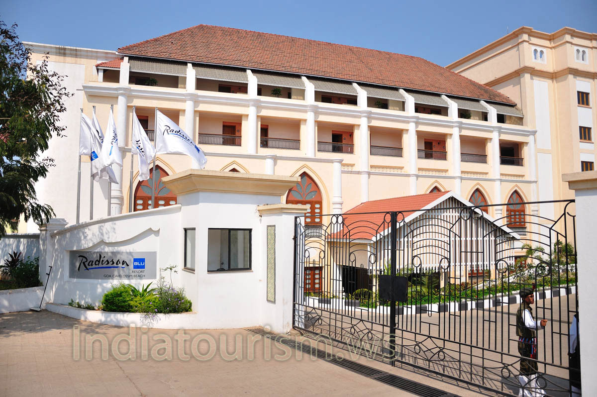 Entrance gate to the Radisson Blu Resort 5*